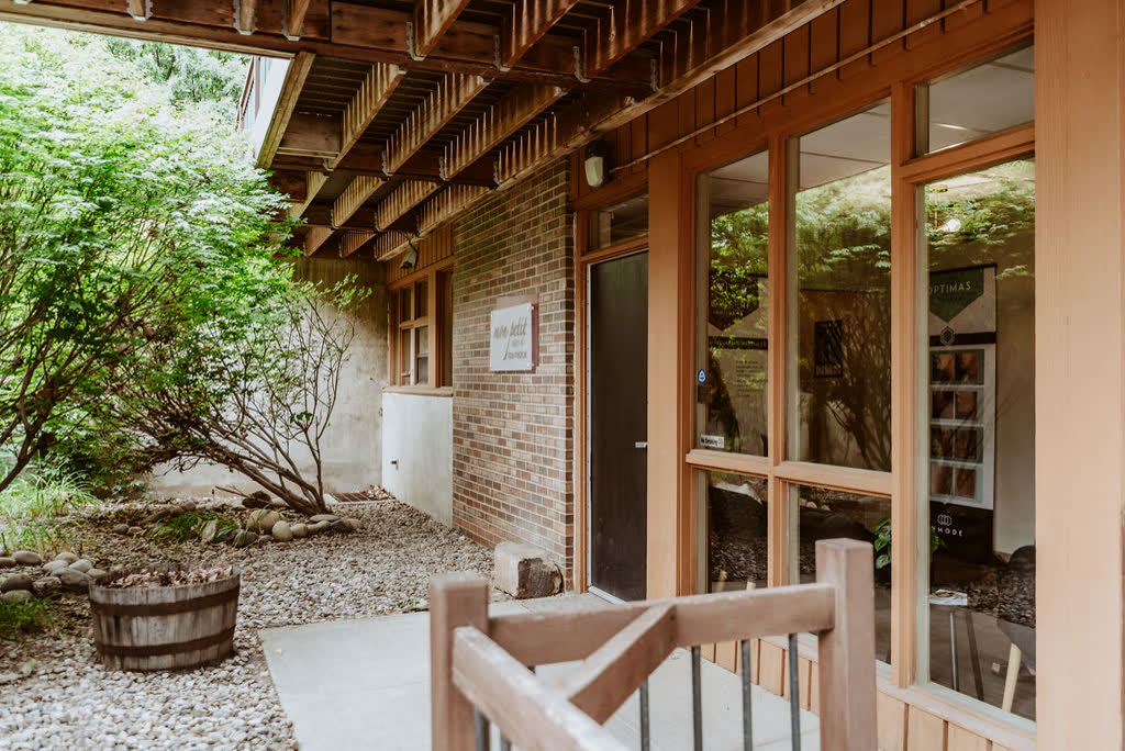 Mon Petit Salon Et Spa building in Loveland